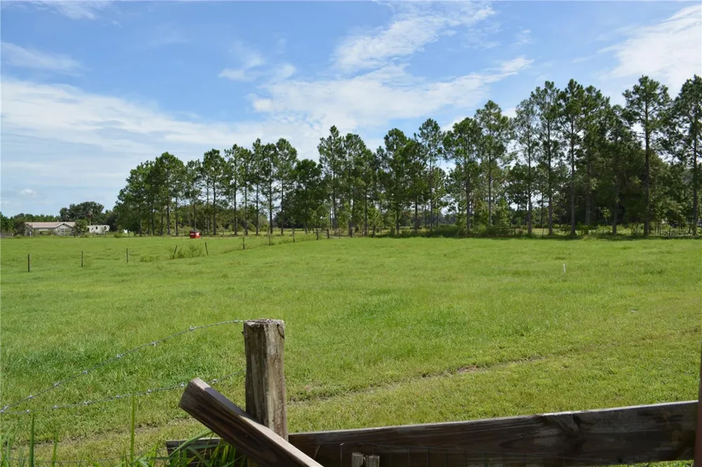 7826 CR 736 Center Hill, FL 33514