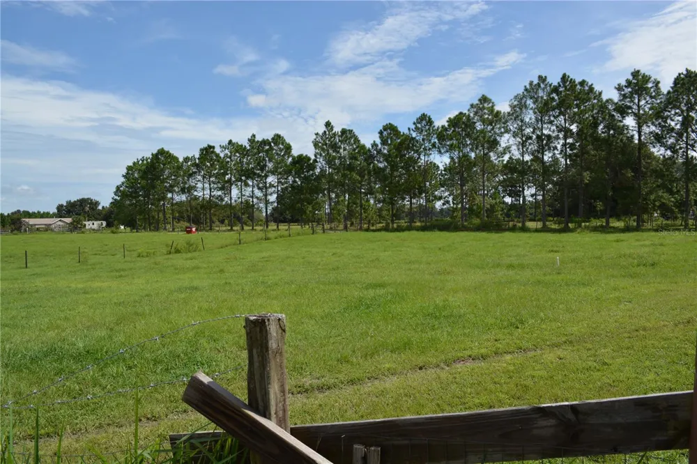 7826 CR 736 Center Hill, FL 33514