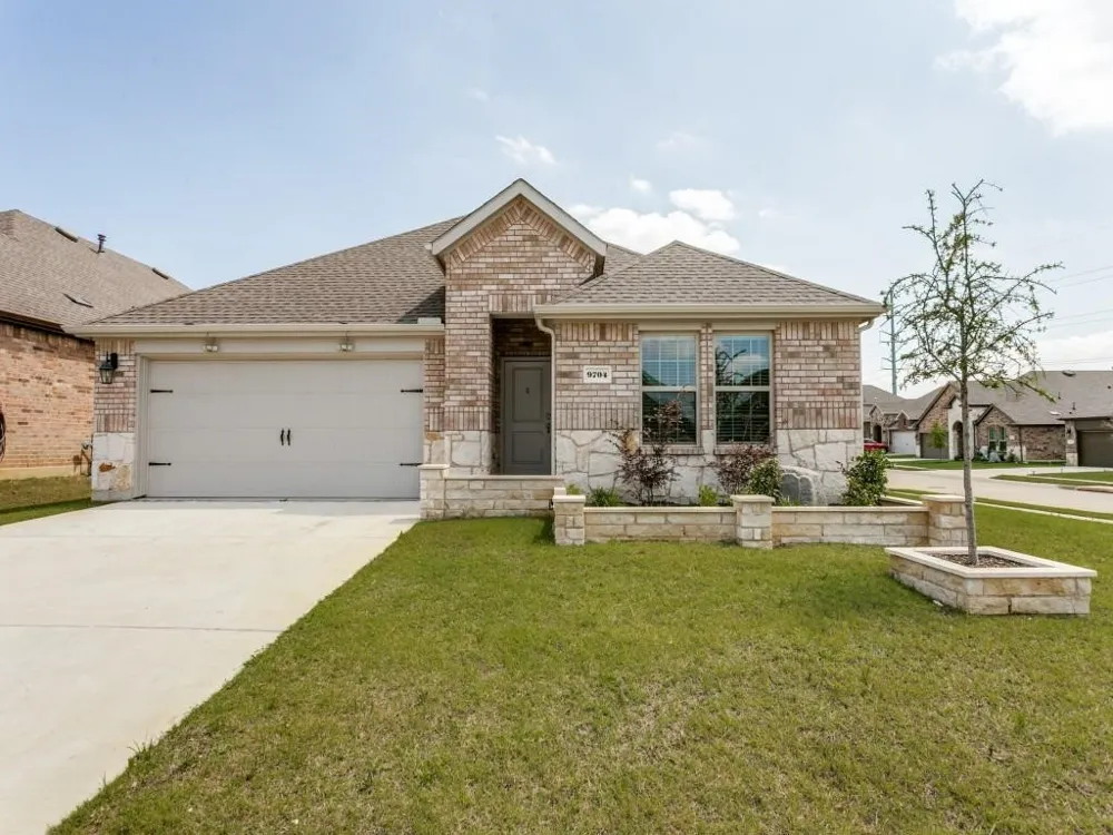 9704 Autumn Leaves Lane Aubrey, TX 76227