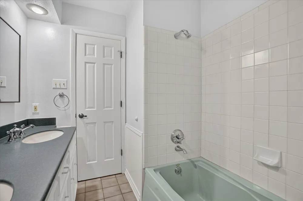 2201 Adams Drive Arlington, TX 76011