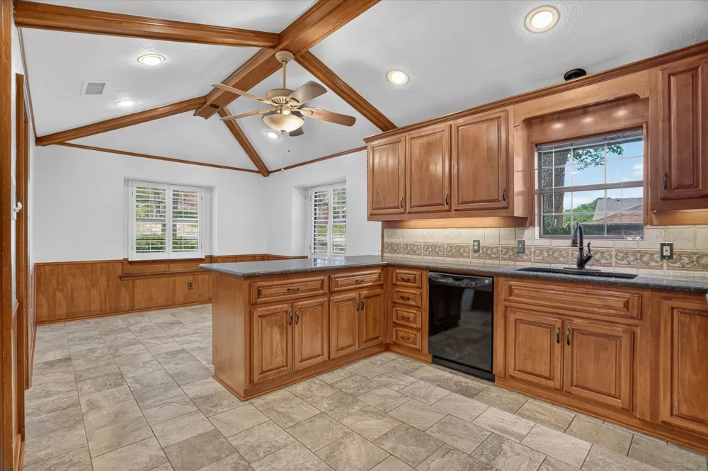 2201 Adams Drive Arlington, TX 76011
