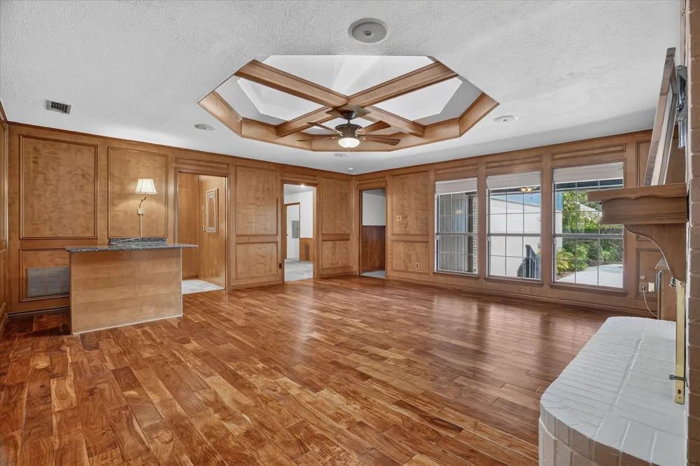 2201 Adams Drive Arlington, TX 76011