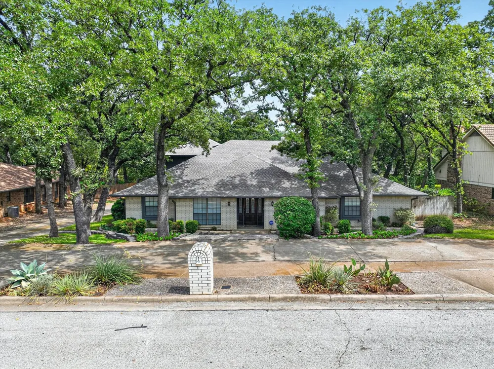 2201 Adams Drive Arlington, TX 76011