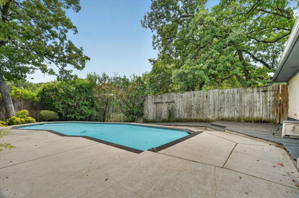 2201 Adams Drive Arlington, TX 76011