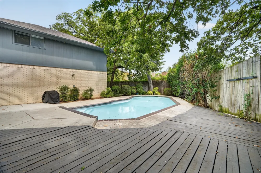 2201 Adams Drive Arlington, TX 76011