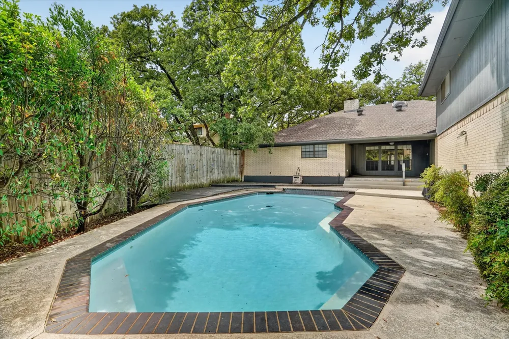2201 Adams Drive Arlington, TX 76011