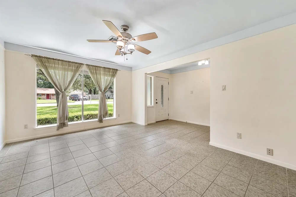 212 E Crestmont Drive Alvin, TX 77511