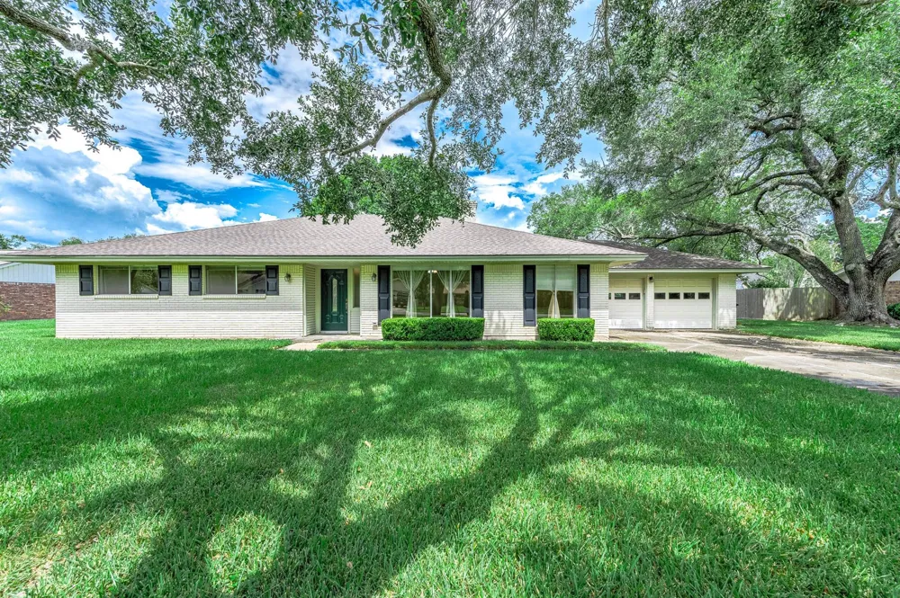 212 E Crestmont Drive Alvin, TX 77511