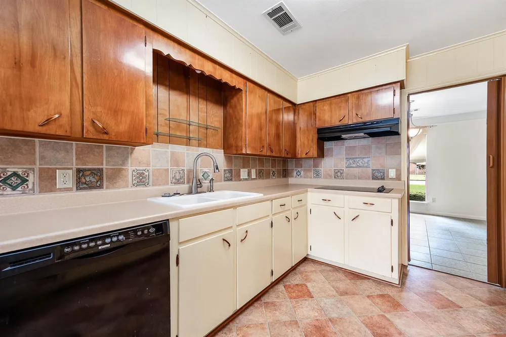 212 E Crestmont Drive Alvin, TX 77511