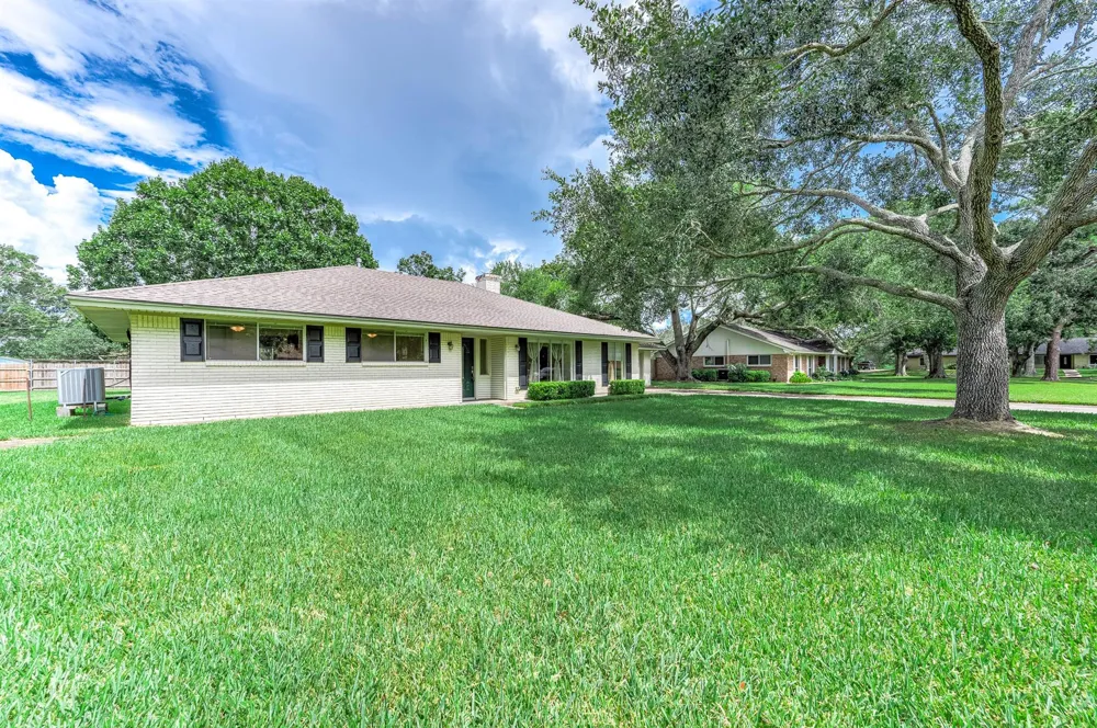 212 E Crestmont Drive Alvin, TX 77511