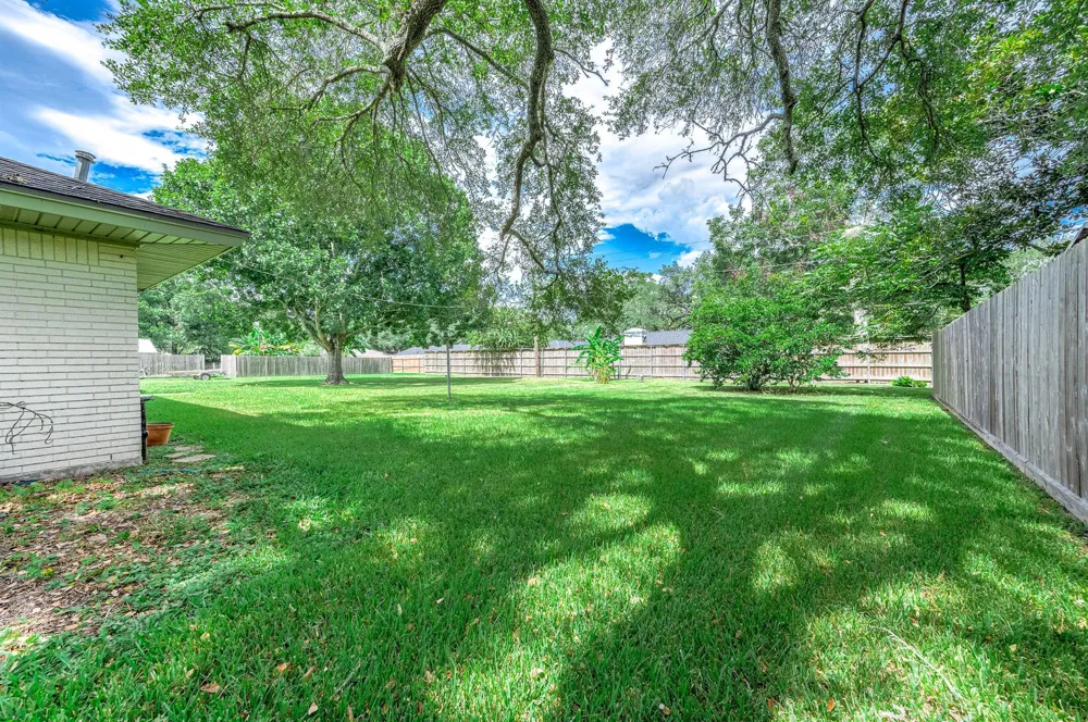 212 E Crestmont Drive Alvin, TX 77511
