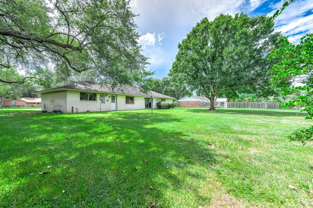 212 E Crestmont Drive Alvin, TX 77511