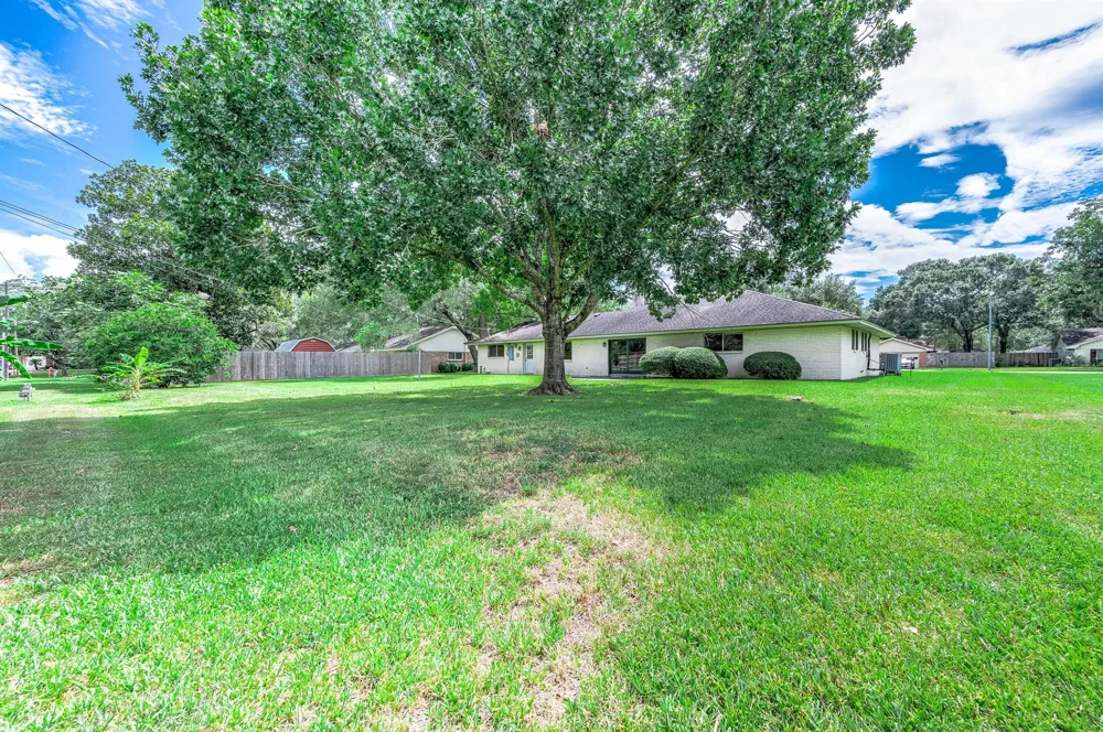 212 E Crestmont Drive Alvin, TX 77511