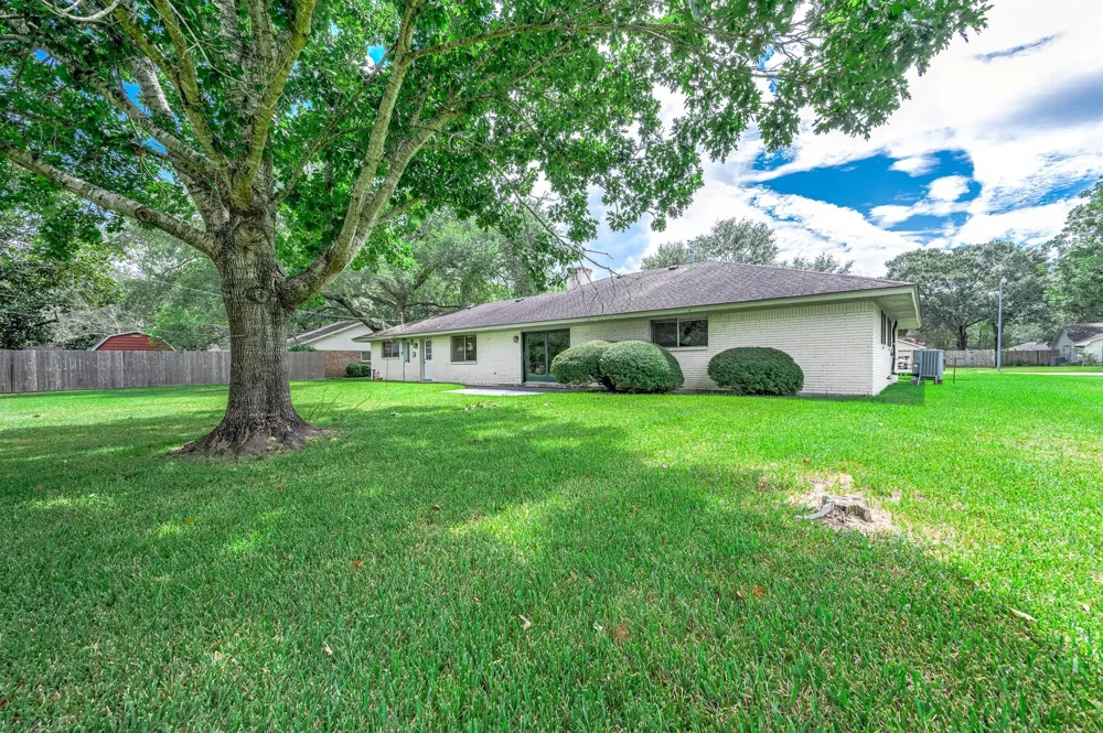 212 E Crestmont Drive Alvin, TX 77511