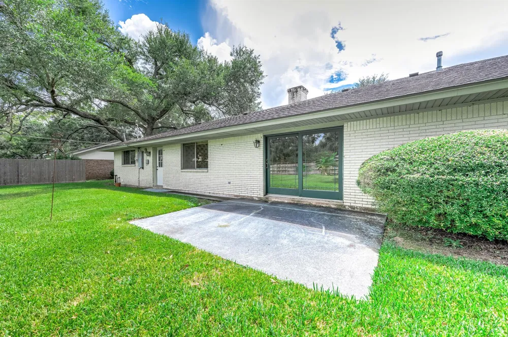 212 E Crestmont Drive Alvin, TX 77511