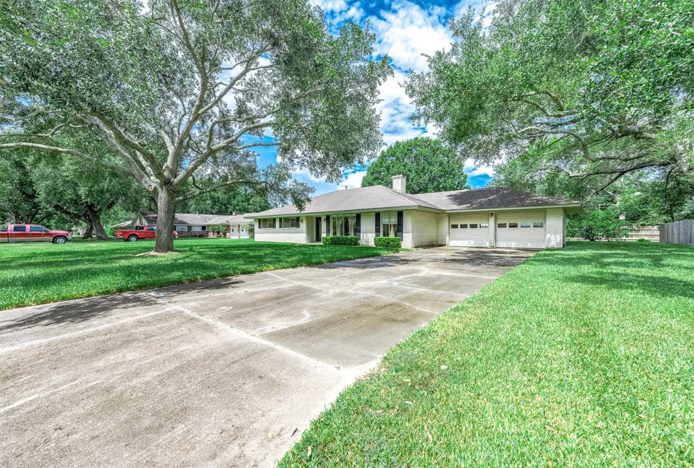 212 E Crestmont Drive Alvin, TX 77511