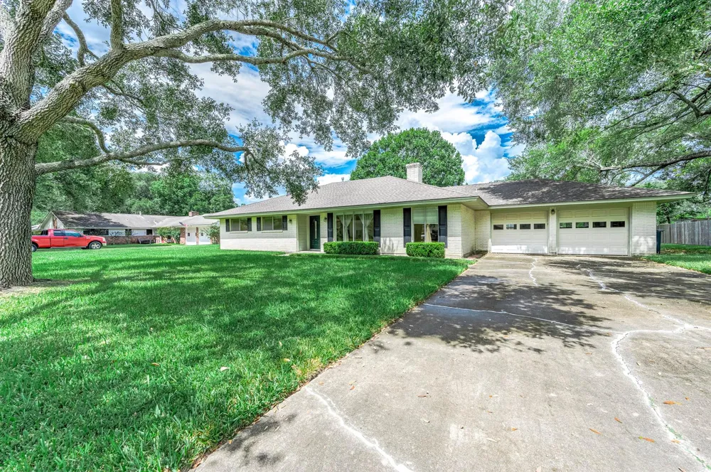 212 E Crestmont Drive Alvin, TX 77511