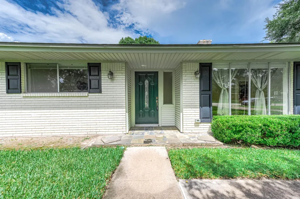 212 E Crestmont Drive Alvin, TX 77511