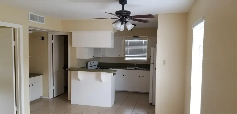 2017 W Sidnor Street #4 Alvin, TX 77511