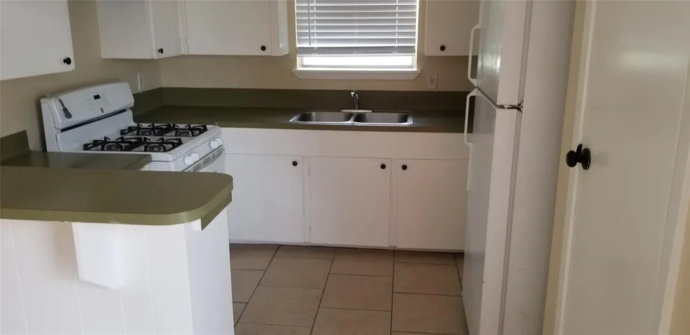 2017 W Sidnor Street #4 Alvin, TX 77511