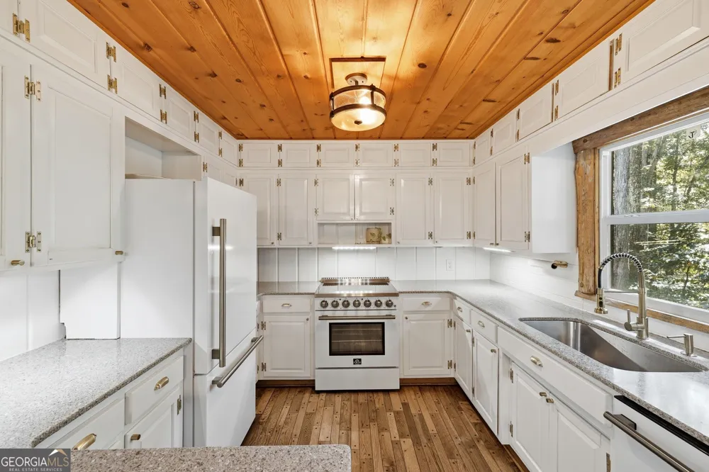 282 Jarrett Manor Estates RD Toccoa, GA 30577