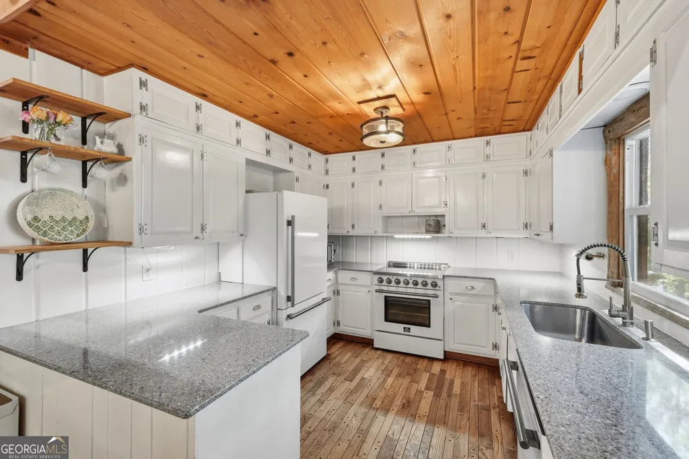 282 Jarrett Manor Estates RD Toccoa, GA 30577
