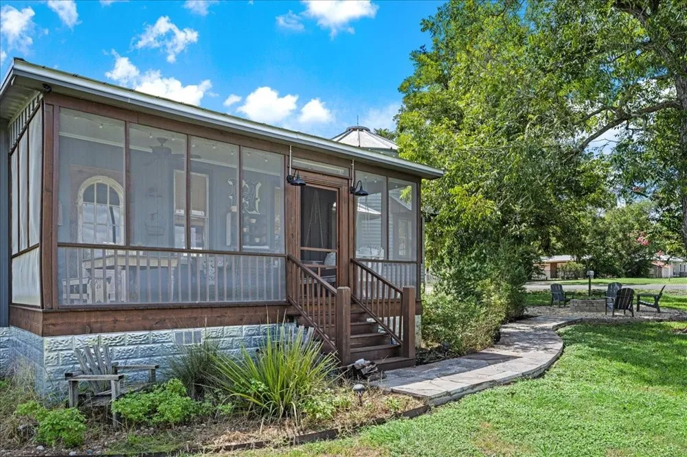 108 Scott Street Fayetteville, TX 78940