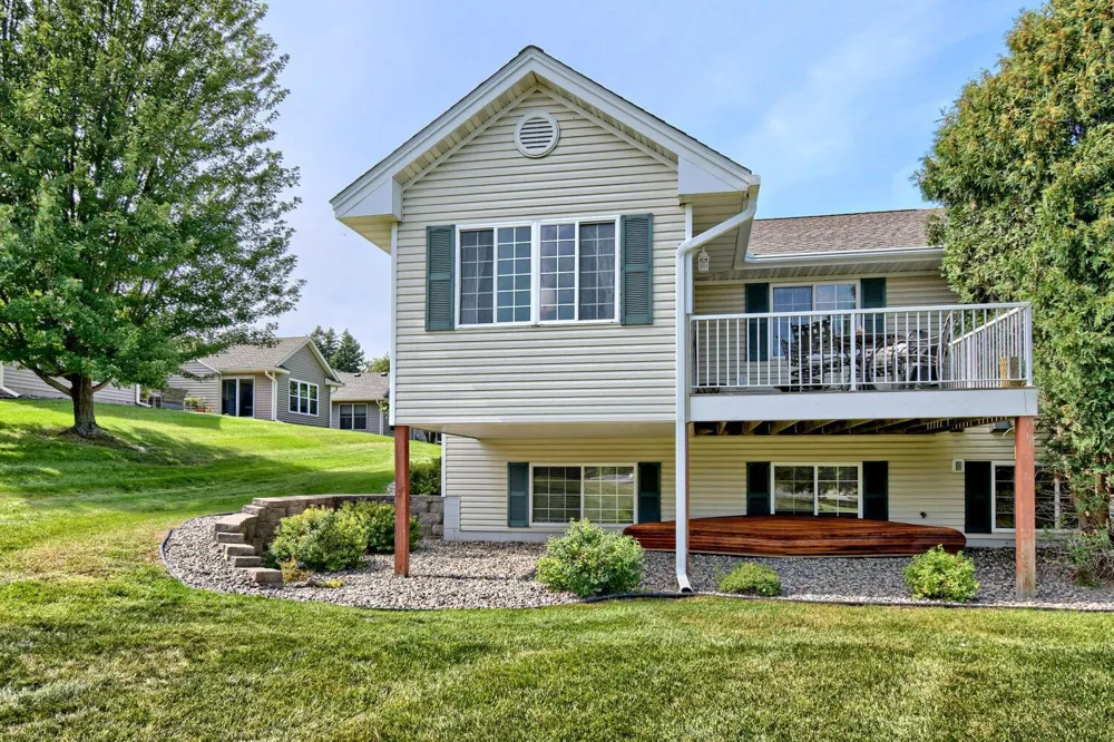 828 Woodland Drive Mahtomedi, MN 55115