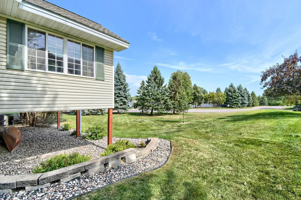 828 Woodland Drive Mahtomedi, MN 55115