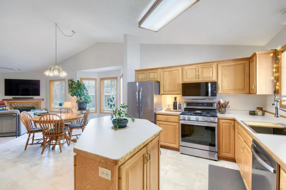 828 Woodland Drive Mahtomedi, MN 55115