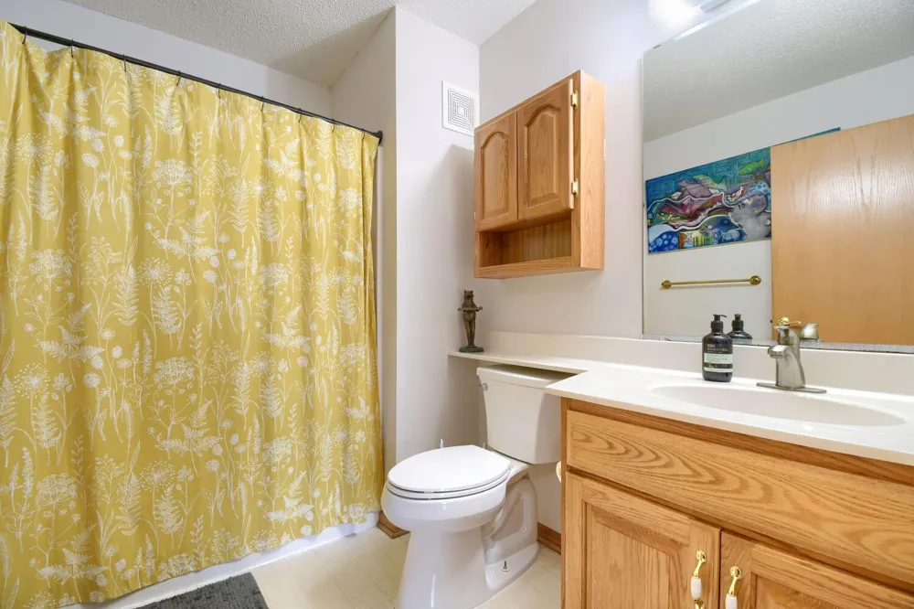 828 Woodland Drive Mahtomedi, MN 55115
