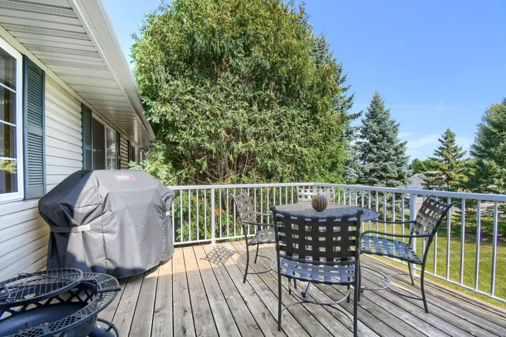 828 Woodland Drive Mahtomedi, MN 55115