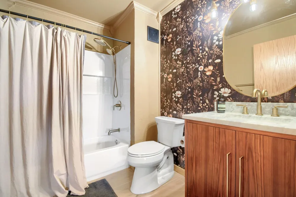 828 Woodland Drive Mahtomedi, MN 55115