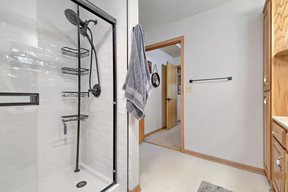 828 Woodland Drive Mahtomedi, MN 55115
