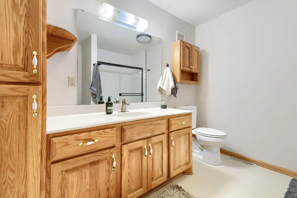 828 Woodland Drive Mahtomedi, MN 55115