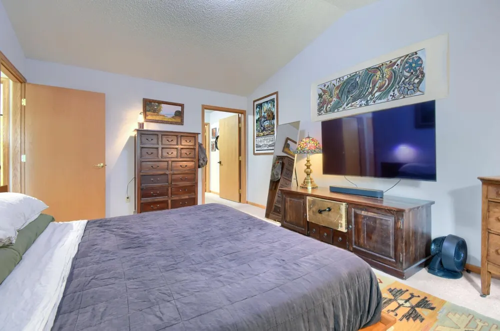 828 Woodland Drive Mahtomedi, MN 55115