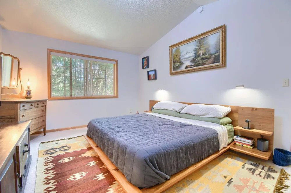 828 Woodland Drive Mahtomedi, MN 55115