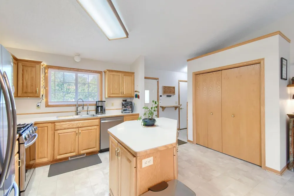828 Woodland Drive Mahtomedi, MN 55115