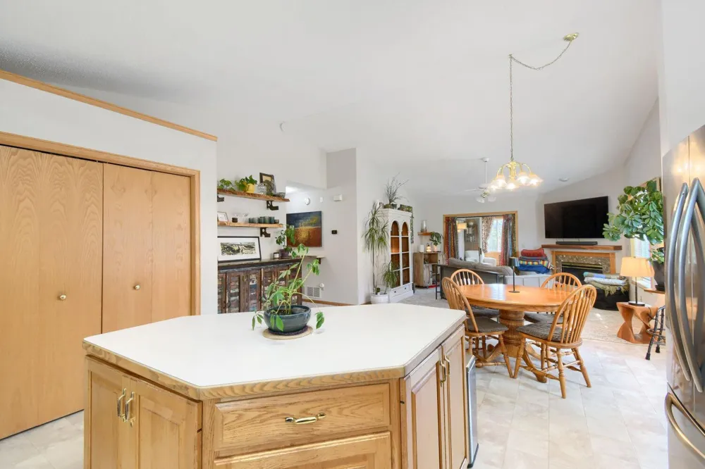 828 Woodland Drive Mahtomedi, MN 55115