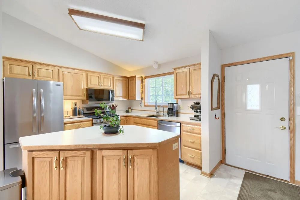 828 Woodland Drive Mahtomedi, MN 55115