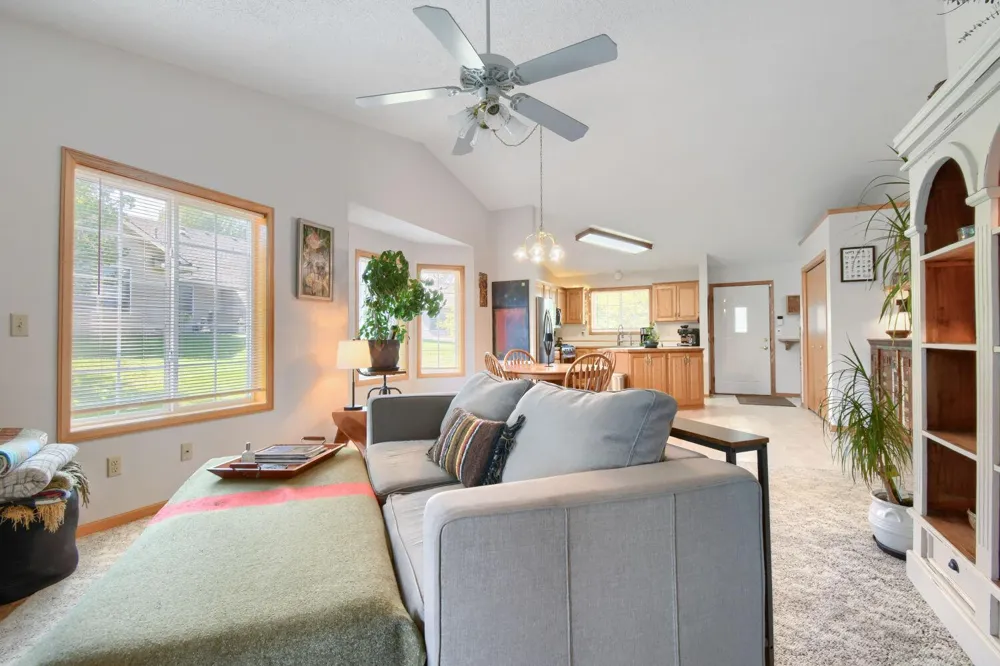 828 Woodland Drive Mahtomedi, MN 55115