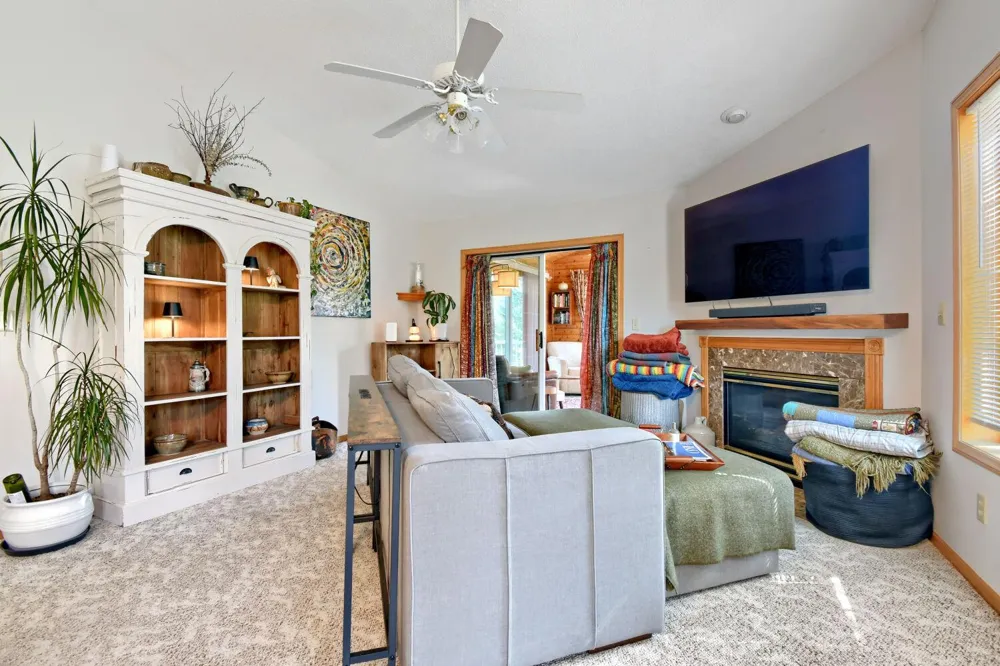 828 Woodland Drive Mahtomedi, MN 55115