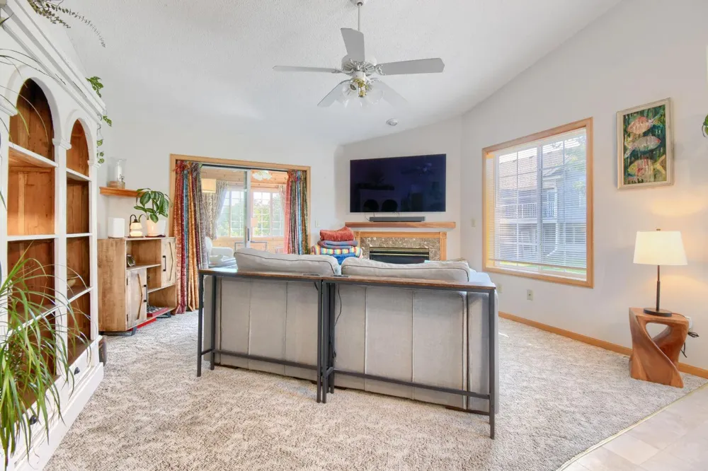 828 Woodland Drive Mahtomedi, MN 55115
