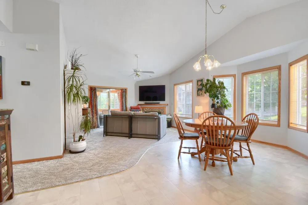828 Woodland Drive Mahtomedi, MN 55115