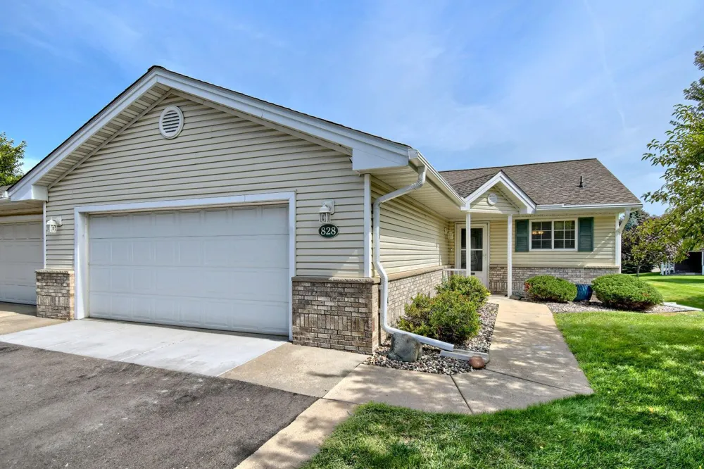 828 Woodland Drive Mahtomedi, MN 55115