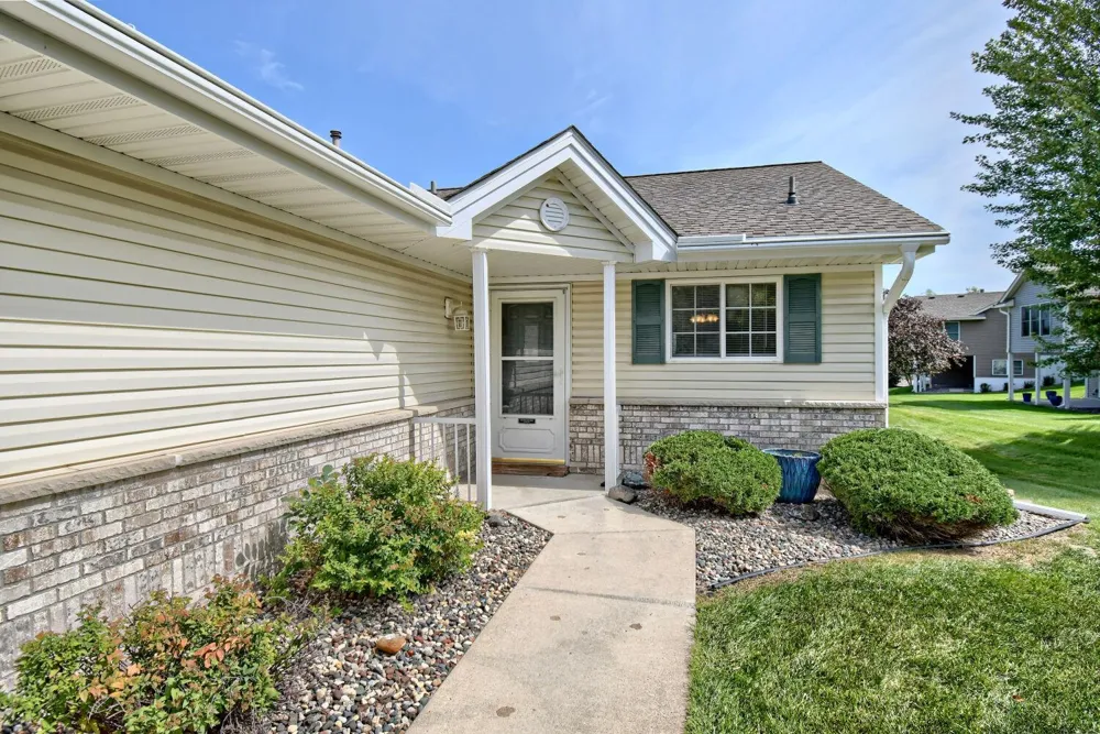 828 Woodland Drive Mahtomedi, MN 55115