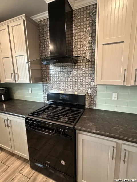 910 Pr 6255 Hobson, TX 78117