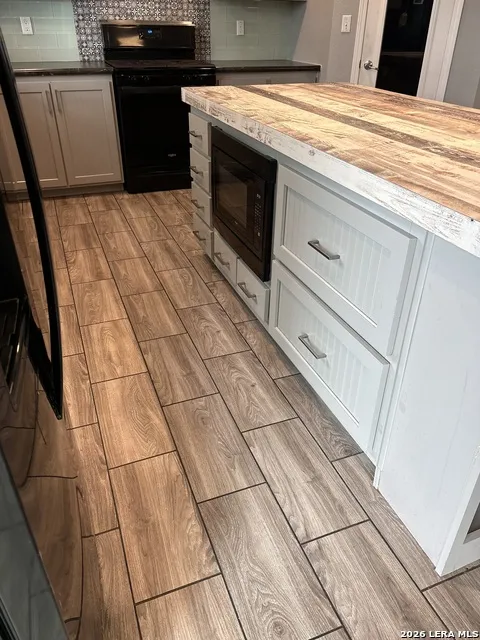 910 Pr 6255 Hobson, TX 78117