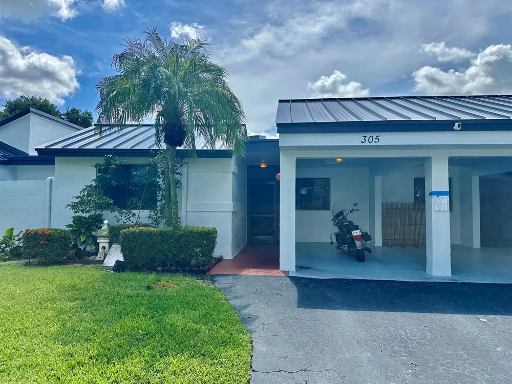 305 Lakeside Court Sunrise, FL 33326