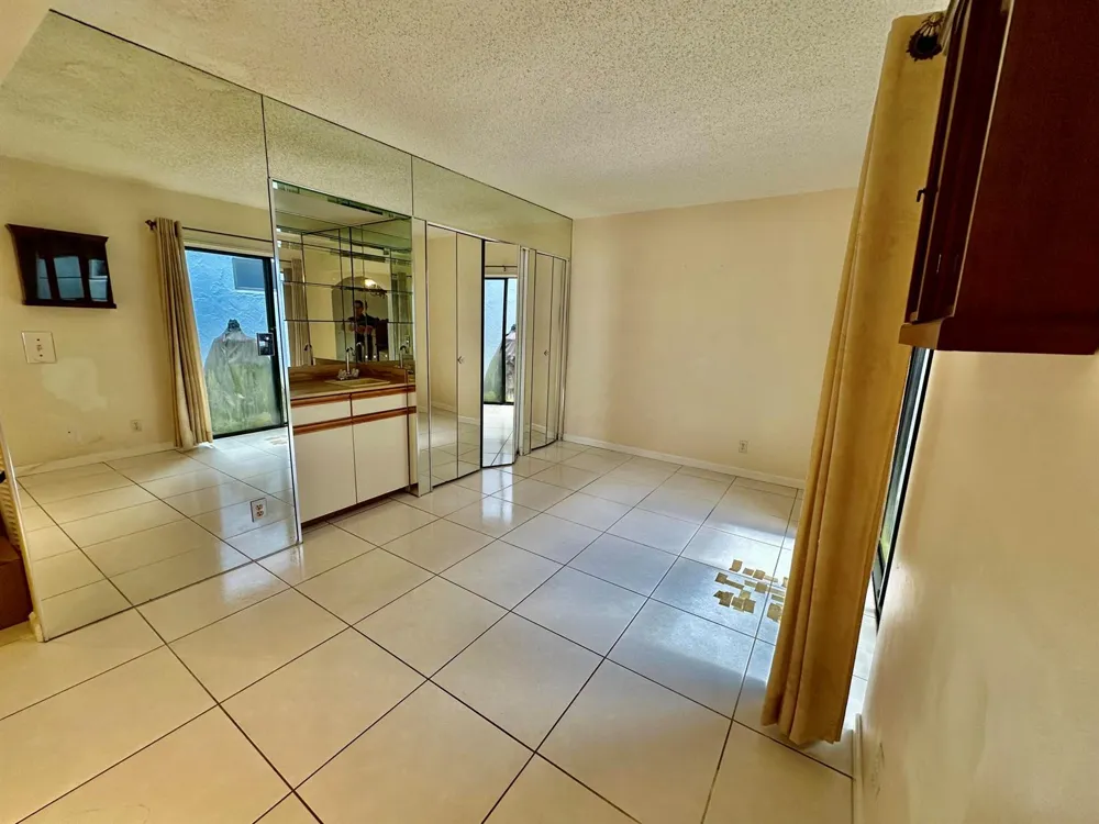 305 Lakeside Court Sunrise, FL 33326
